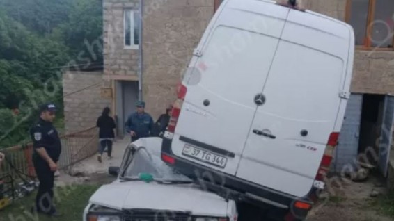 ՊՆ զորամասեր սնունդ տեղափոխող «Mercedes Sprinter»-ը Բերդ-Նավուր ճանապարհին բախվել է բնակչի տան պատին և 2 մետր բարձրությունից ընկել «07»-ի վրա