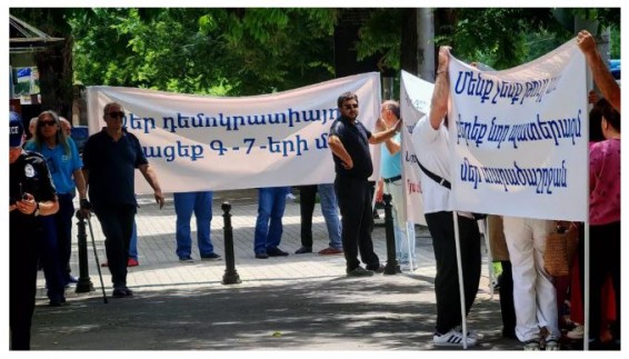 У посольства Франции в Ереване проходит акция протеста