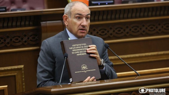 Կուսության հարց չենք քննարկում. Փաշինյանն ԱԺ ամբիոնից էլ խոսեց եկեղեցականների դեմ արշավի մասին