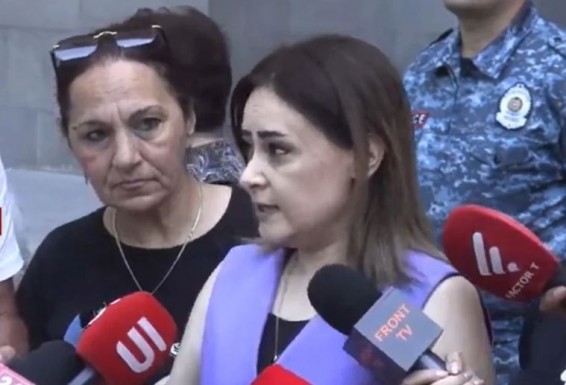 Арцахцы второй день протестуют перед зданием правительства Армении
