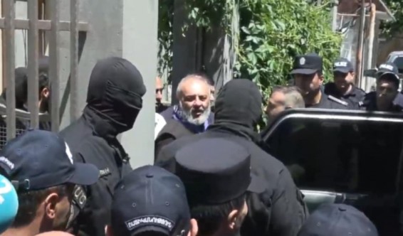 Դիմակավորված անձինք իր կեցավայրից բերման ենթարկեցին Բագրատ Սրբազանին (Տեսանյութ)