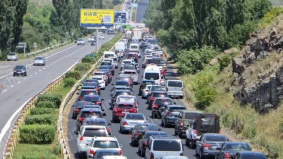 Երևան-Սևան ճանապարհին 2000-ից ավելի ավտոմեքենաներ չեն կարողանում տեղաշարժվել