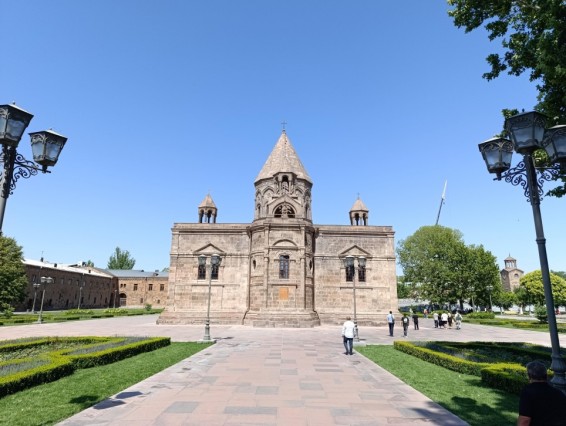 Դատախազությունը պահանջում է Մայր Աթոռին նվիրած տարածքները վերադարձնել ՊՆ-ին. Հետք