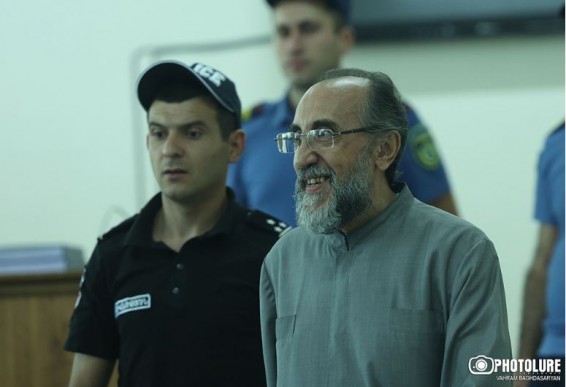 Срок ареста архиепископа Микаэла Аджапахяна продлен на 1 месяц