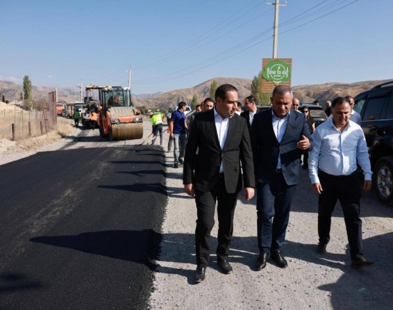 Խուդաթյանը Կոտայքի մարզպետի հետ հետևել է Երևան-Գառնի-Գեղարդի վանք տանող ճանապարհի հիմնանորոգման աշխատանքներին