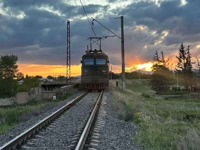 Քանաքեռ–Զեյթունում գերեզմանների մոտ գնացքի գծերի տարածքում գտել են մարդկային մարմնի մնացորդներ, այդ թվում՝ 2 գանգ