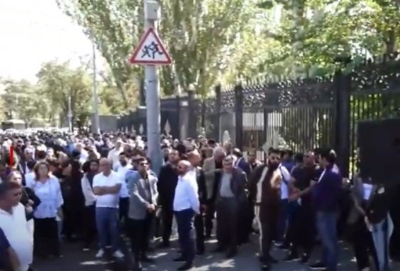 Акция протеста проходит перед парламентом Армении на фоне слушаний 