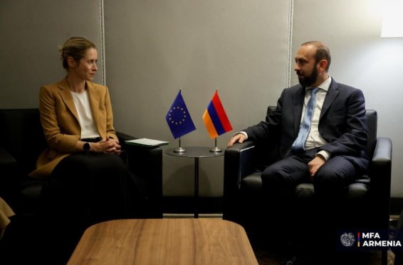 Мирзоян обсудил с Каллас реализацию программ международных коммуникаций в регионе