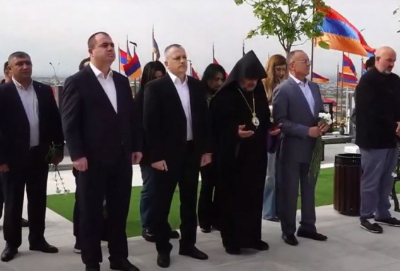 Руководство Арцаха и депутаты Армении посетили «Ераблур» в годовщину начала 44-дневной войны
