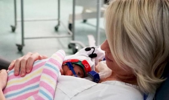 Ավստրալուհին երկվորյակներից մեկին ծննդաբերել է եւ շարունակում է կրծքի տակ կրել երկրորդին