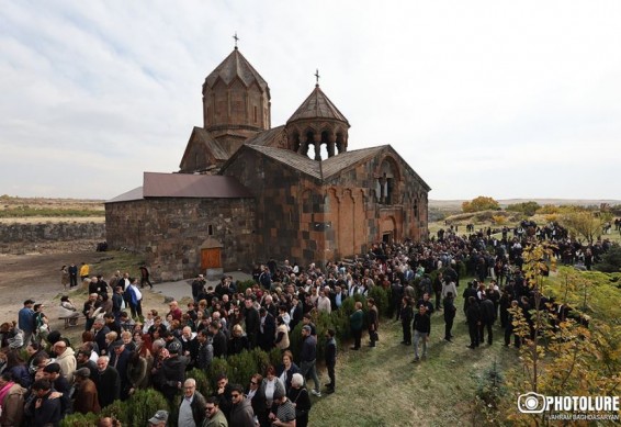 В Эчмиадзине заявили об осквернении Оганаванка при покровительстве властей и необходимости переосвящения храма