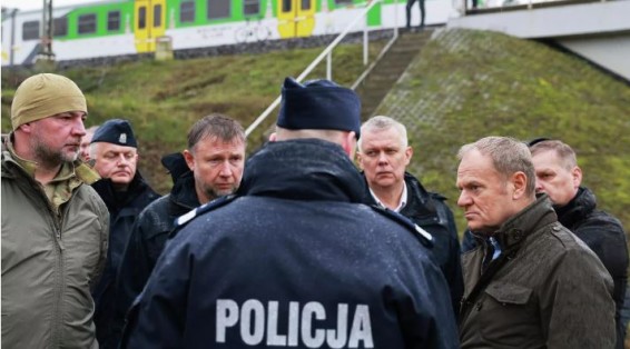 Туск обвинил украинцев в подрыве железной дороги в Польше