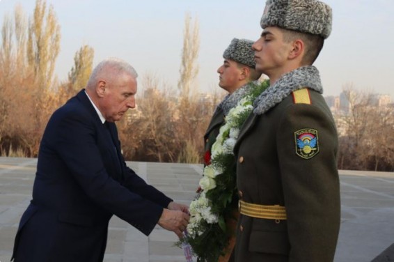 Делегация во главе с министром обороны Великобритании посетила Мемориал Геноцида армян