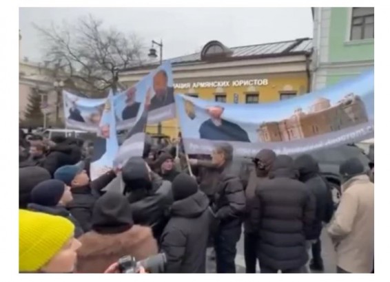 И в Москве Пашиняна встретили акцией протеста