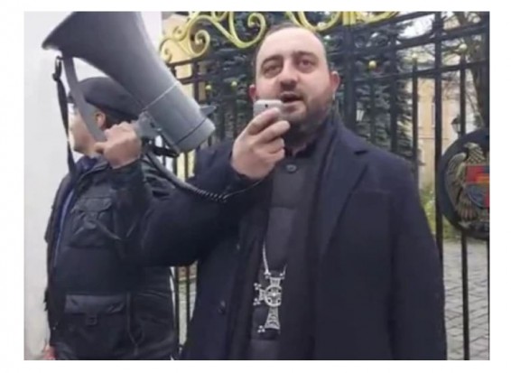 Иерей Барсегян во время акции в Москве: Хотим привлечь внимание мира к незаконным действиям властей Армении