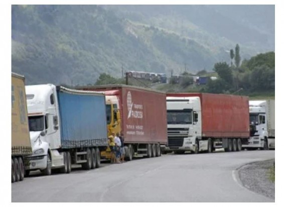 У КПП «Верхний Ларс» скопилось более 2,5 тысяч грузовиков