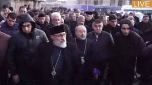 Տիրադավ եպիսկոպոսներին բերեցին Մայր աթոռ. բախում են հրահրում