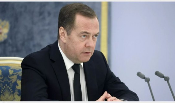 Медведев: порядка 417 тысяч человек заключили контракт на военную службу