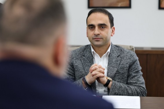 Էս էն լեզուն ա, որ իրանք ընկալում են. Ավինյանը՝ նիստերի ընթացքում փողոցային բառապաշար օգտագործելու մասին (Տեսանյութ)