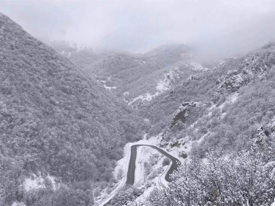 Ապարանի, Արագածի, Սպիտակի, Սևանի, Աբովյանի, Հրազդանի, Սիսիանի ճանապարհներին տեղ-տեղ մերկասառույց է