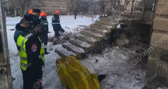 Արթիկում տան մուտքի բետոնե ծածկը փլուզվել է քաղաքացու վրա, նա տեղում մահացել է