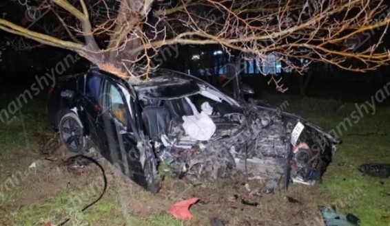 15-ամյա աղջիկը «BMW»-ով մտածված վթարի է ենթարկվել՝ փորձելով ինքնասպան լինել․ ասել է՝ ընկերը մերժել է իրեն