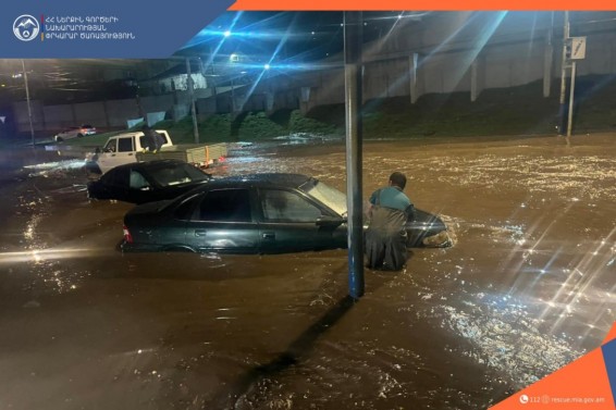 Փրկարարները դուրս են բերել անձրևաջրերում արգելափակված տրանսպորտային միջոցները
