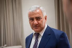 Ուղիղ․ Սամվել Կարապետյանի դեմ քրեական գործով առաջին դատական նիստը, նրա աջակիցները դատարանի բակում են