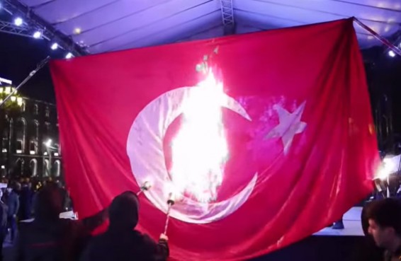 Ադրբեջանը Երևանից պահանջում է պատասխանատվության ենթարկել Թուրքիայի դրոշը այրողներին