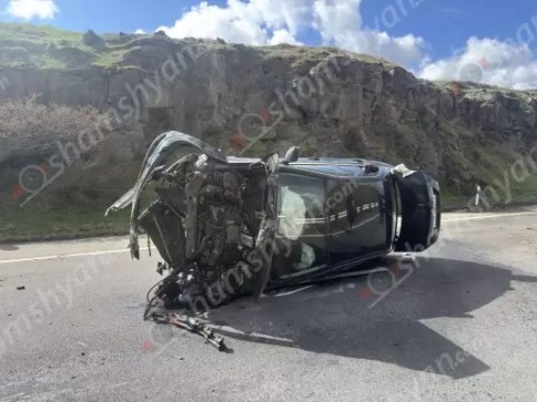 ոտայքում «Mercedes»-ը բախվել է հողաթմբերին և հայտնվել ճանապարհի մեջտեղում. կա վիրավոր