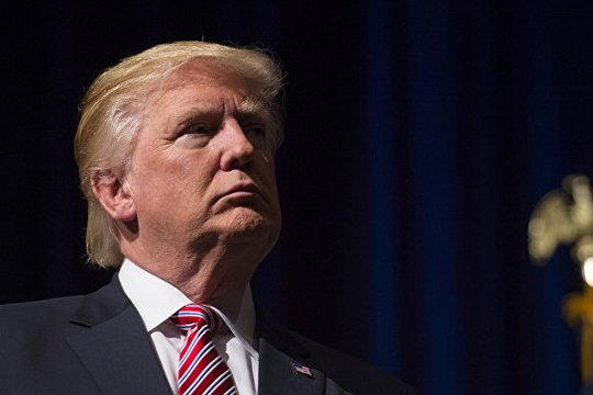 Թրամփն աշխատանքից հեռացրել է իր թիմի անդամներից մեկին Քլինթոնի մասին սուտ տեղեկատվություն տարածելու համար