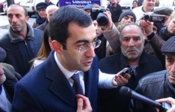 Փոխնախարարը վեճի բռնվեց բողոքի դուրս եկած խաղողագործների հետ