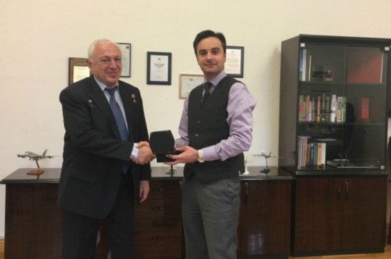 ՔԱԳՎ պետը պարգևատրել է քաղավիացիայի վետերան, օդաչու Ռուբեն Եսայանին