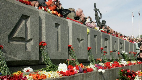 В Риге у памятника Освободителям проходят мероприятия в честь Дня Победы