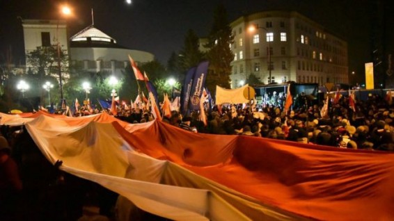 Полиция помогла лидеру правящей партии Польши покинуть Сейм
