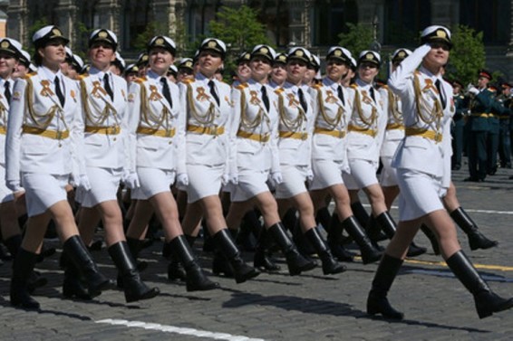 Британские СМИ обвинили Москву в попытках «оглушить врага армией мини-юбок»