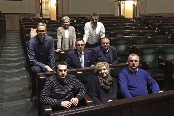 Լեհ ընդդիմադիրները Սուրբ Ծնունդը դիմավորել են խորհրդարանում