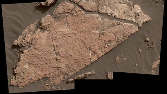 Марсоход Curiosity нашел на Марсе глину, потрескавшуюся от воды
