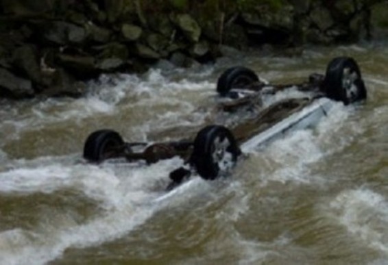 Մեծամոր-Ջրառատ ավտոճանապարհին ավտոմեքենան ընկել է ջրատարը