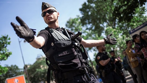 В парижском метро неизвестный напал с ножом на людей