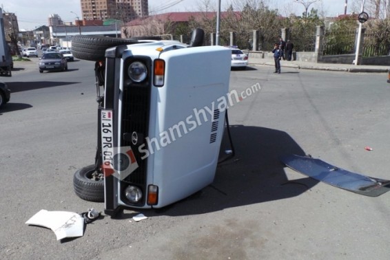 Երեւան-Սեւան ճանապարհին «Նիվան» շրջվել է