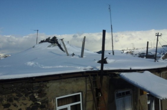 Առինջ գյուղում ձյան ծանրությունից փլուզվել են բնակելի տներից մեկի պատերը