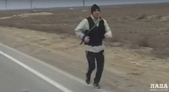 В полиции Мангистау прокомментировали ВИДЕО бегущих по дороге в аэропорт мужчин с оружием
