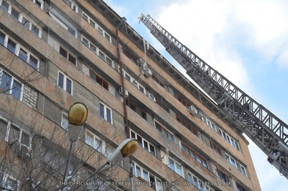 Ձնամաքրմանը զուգահեռ` շարունակվում են հեռացվել շենքերի տանիքներից կախված սառցալեզվակները