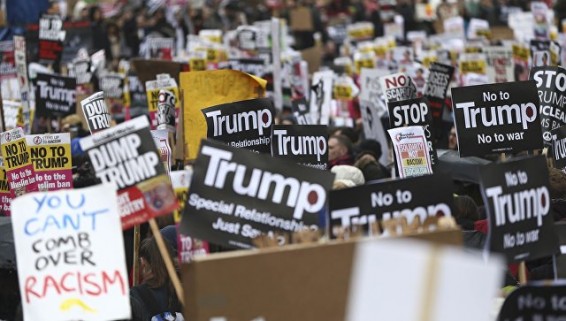 В США протестующие против Трампа не дали проехать скорой с пациентом