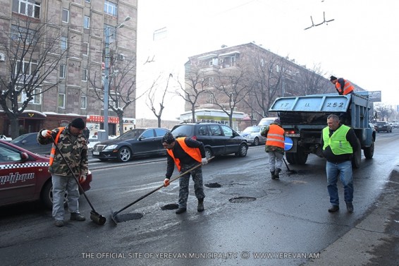 Մայրաքաղաքի վարչական շրջաններում ընթանում են ժամանակավոր փոսալցման աշխատանքներ