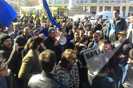 Թբիլիսիի կենտրոնում «Ռուսթավի ազոտ» գործարանի հեռացված աշխատակիցները բողոքի ակցիա են իրականացրել