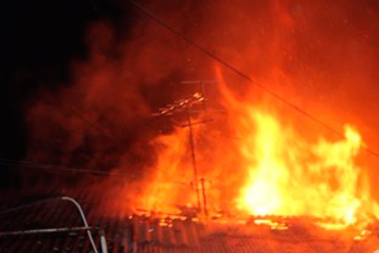 Երևանի «Անի» հյուրանոցի մոտ շենքի տանիք է այրվում