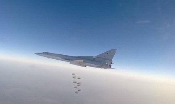 СМИ опубликовали видео ударов российской авиации по объектам ИГ в Ракке