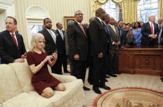 Թրամփի խորհրդականը բացատրել է՝ ինչու էր բարձրակրունկներով նստել նախագահի աշխատասենյակի բազմոցին